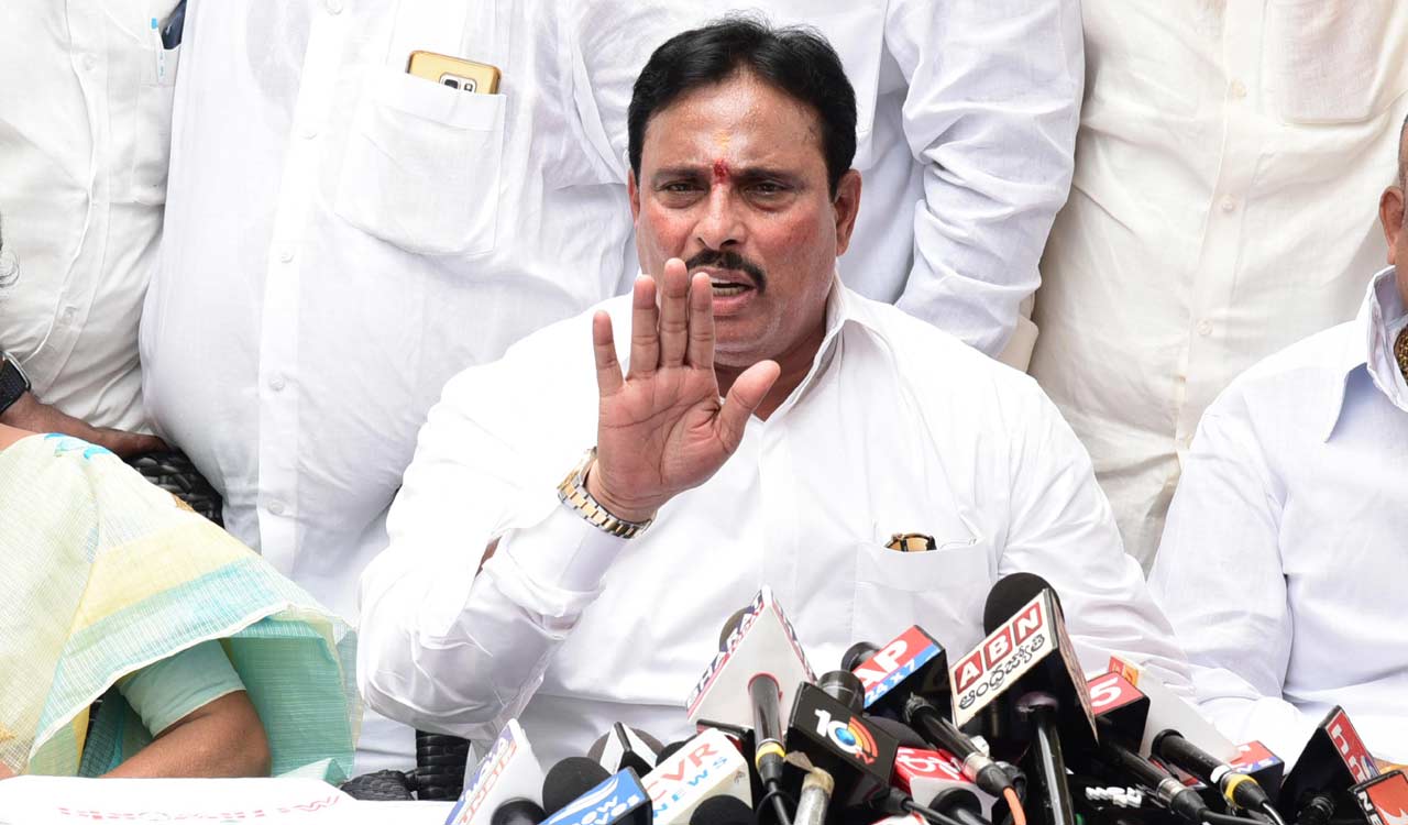 ఎమ్మెల్యే దానం నాగేందర్ పై హైకోర్టు అనర్హత వేటు