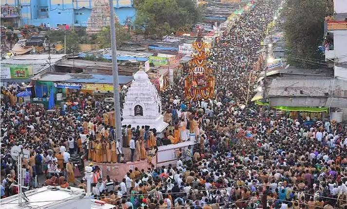 వ‌రుస సెల‌వులు శ్రీ‌శైలంలో పోటెత్తిన భ‌క్తులు