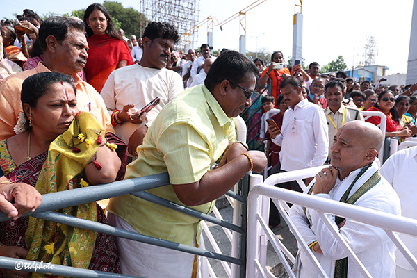 భక్తులతో ముచ్చటించిన టీటీడీ ఈవో