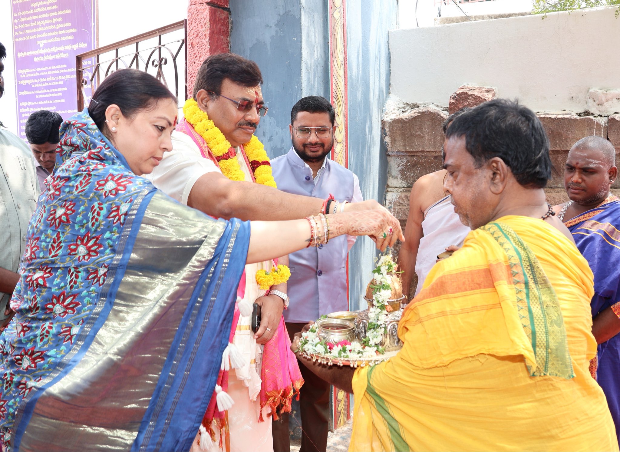 జోగులాంబ స‌న్నిధిలో ఉత్త‌రాఖండ్ ప్ర‌భుత్వ ప్ర‌ధాన కార్య‌ద‌ర్శి