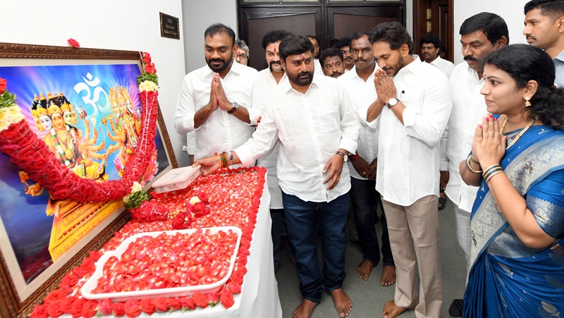 విరాట్ విశ్వకర్మ భగవాన్ కు జగన్ నివాళి