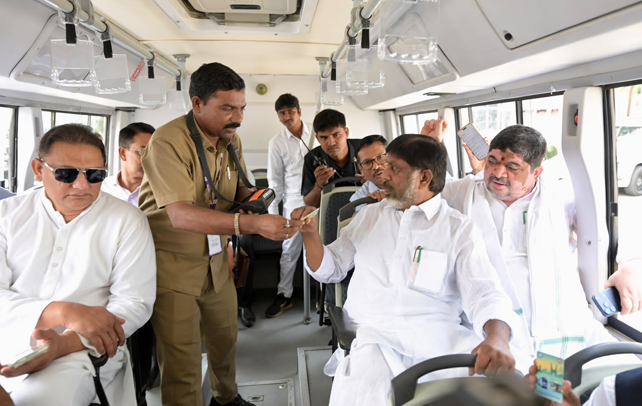 మెట్రో ఆర్టీసీ కామన్ పాస్ తో డిప్యూటీ సీఎం ప్రయాణం