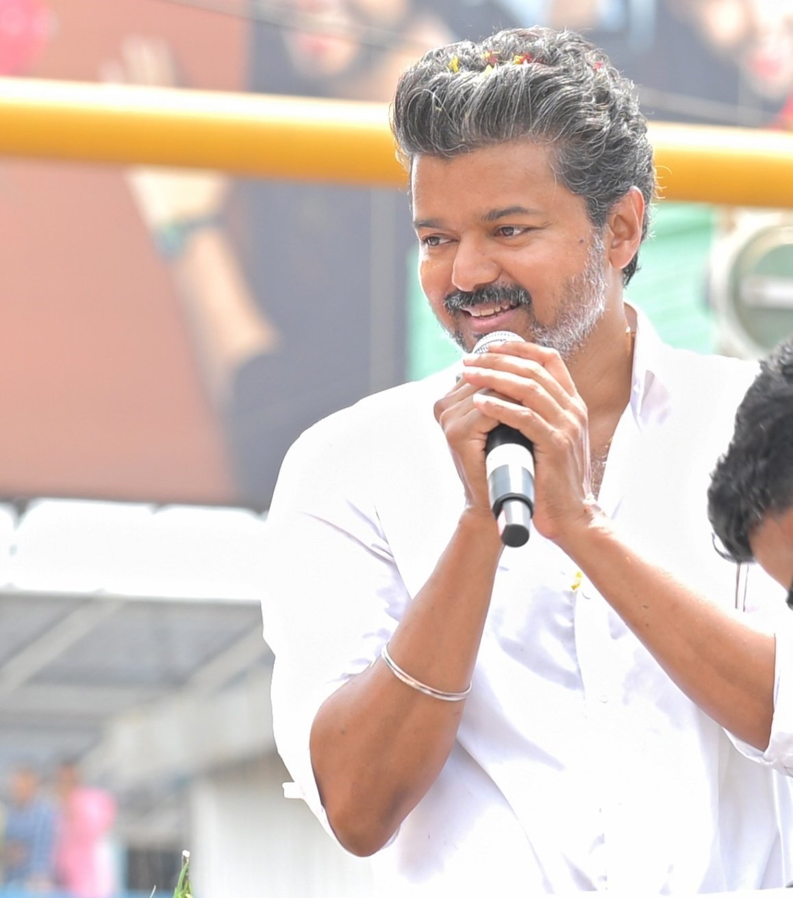 మహిళలను కించపరిస్తే చూస్తూ ఊరుకోం : విజయ్