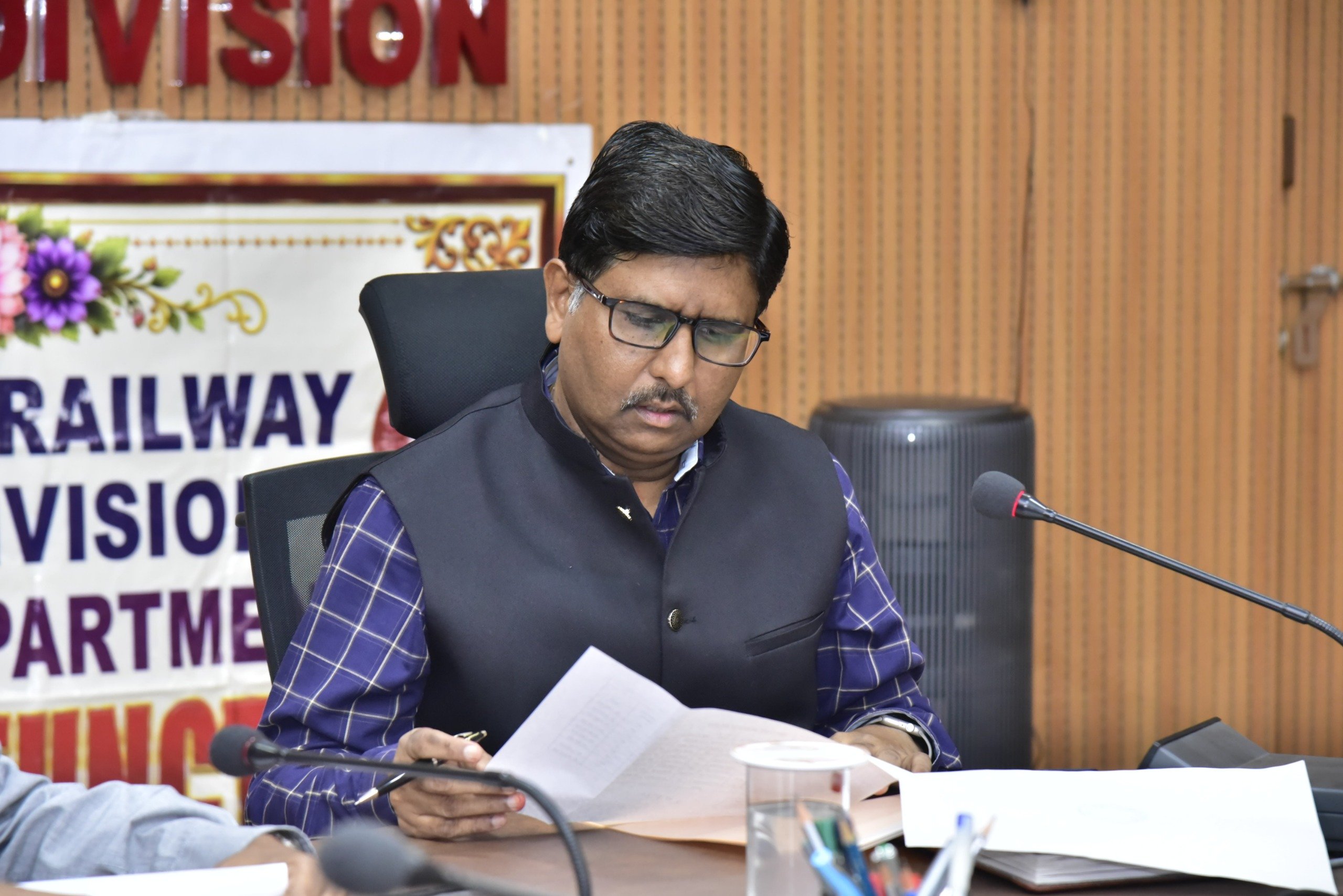 రైల్వే ఉద్యోగులకు సెటిల్మెంట్ పత్రాలు పంపిణీ